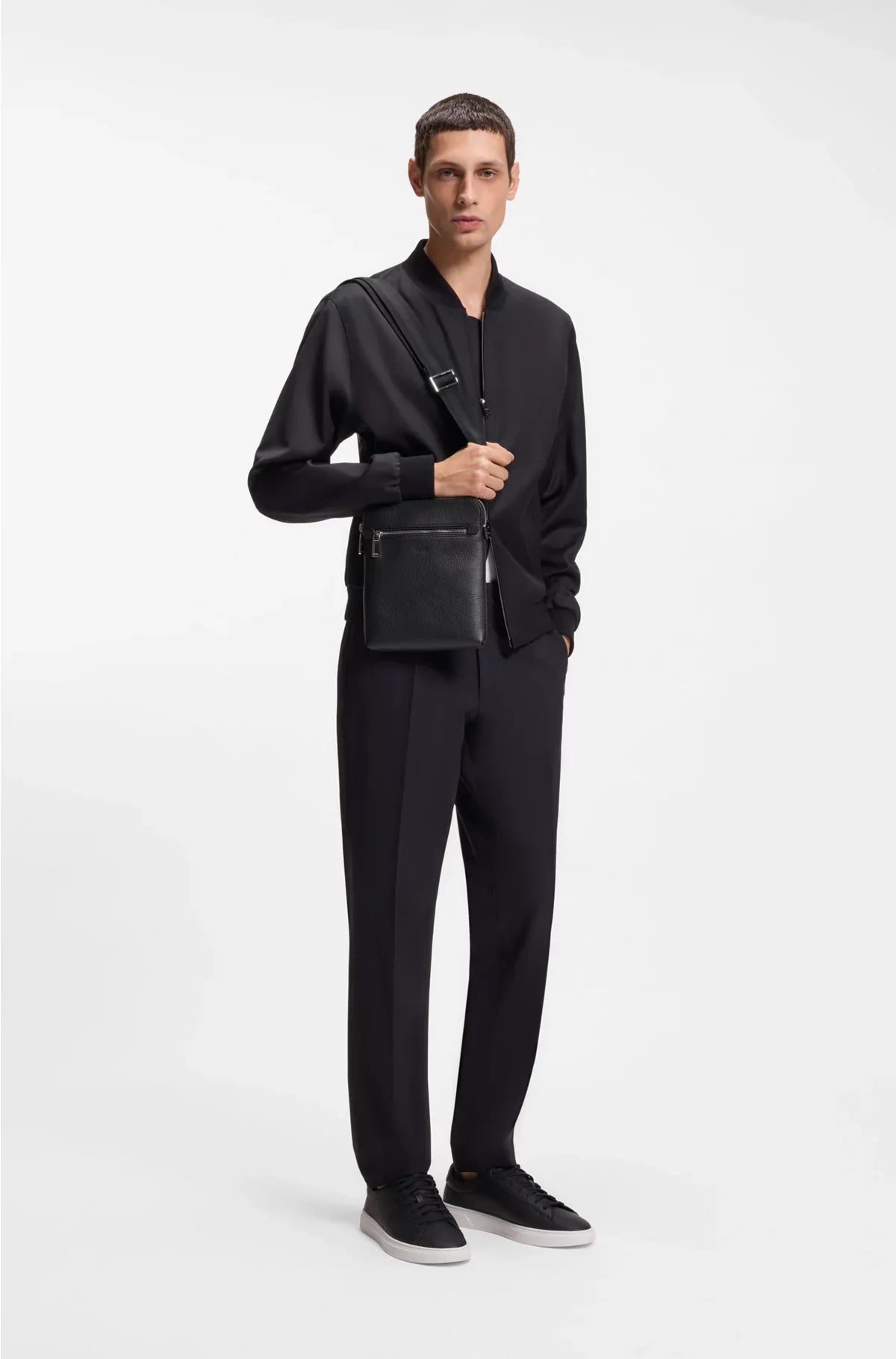 BORSA A BUSTA IN PELLE ITALIANA GRANA CON LOGO GOFFRATO