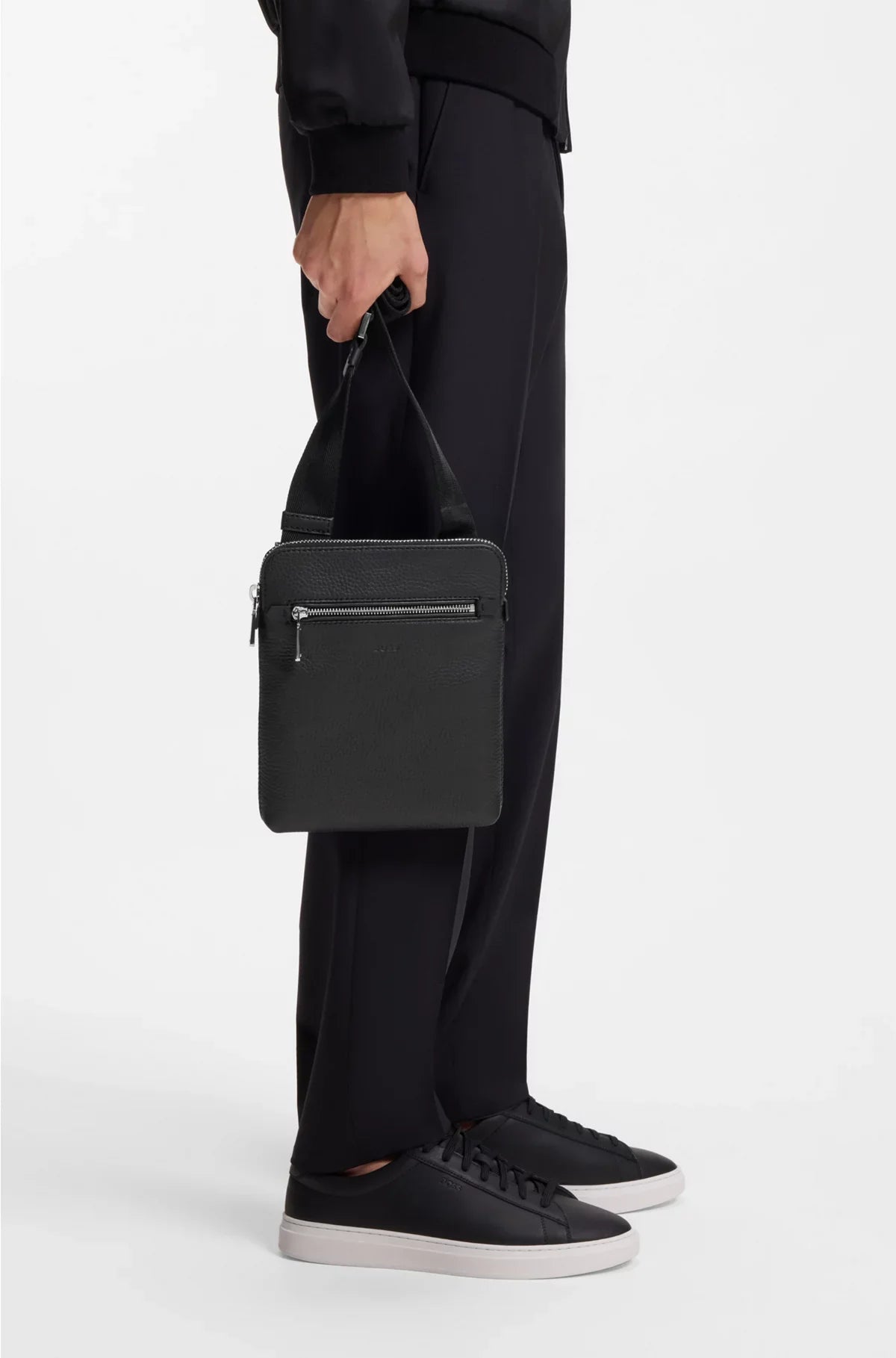 BORSA A BUSTA IN PELLE ITALIANA GRANA CON LOGO GOFFRATO