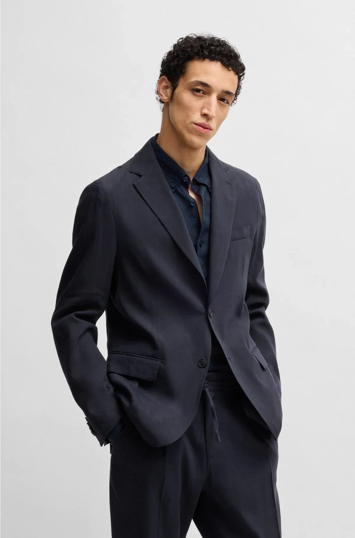 MODERN-FIT MACHINE-WASHABLE SUIT JACKET IN A STRETCH-LINEN BLEND