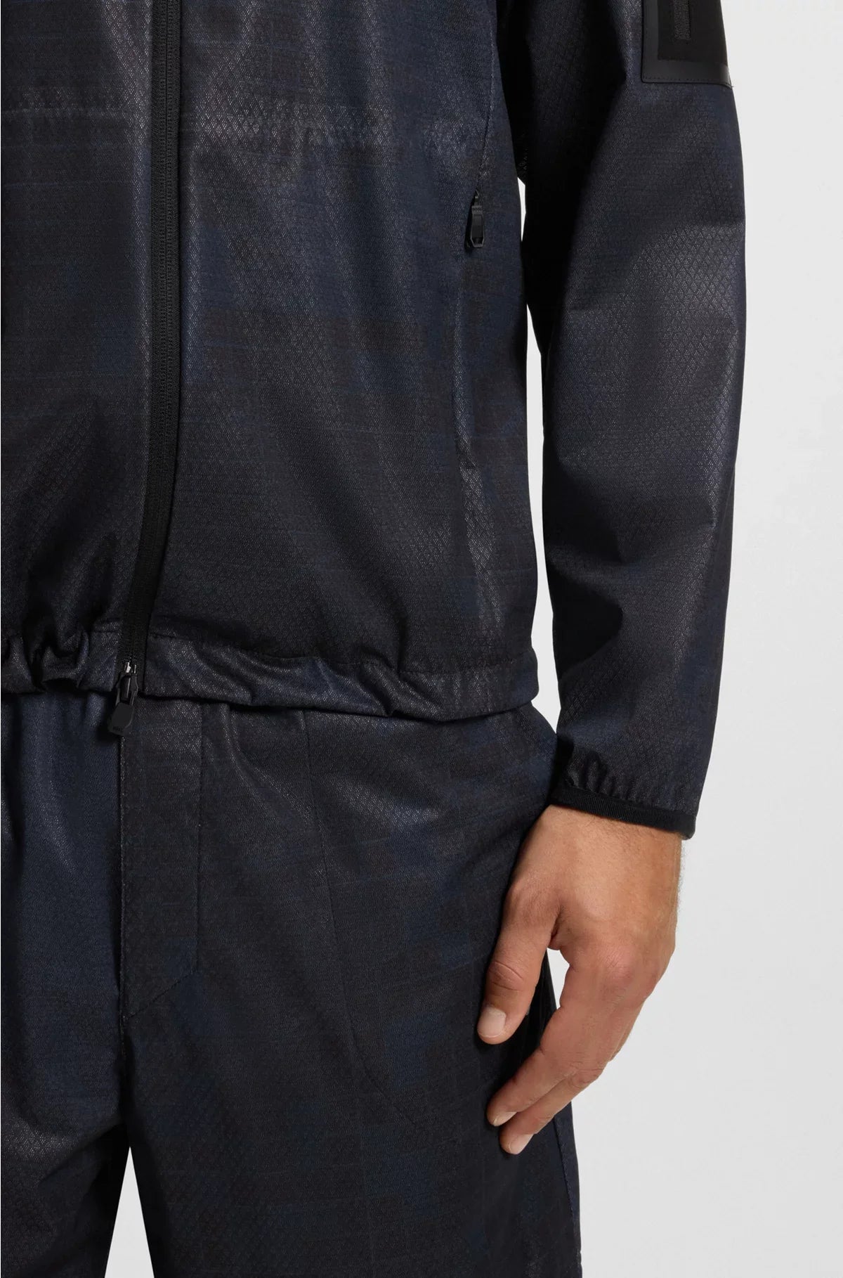 PARKA CON CAPPUCCIO ATTIVO CON STAMPA ALL-OVER
