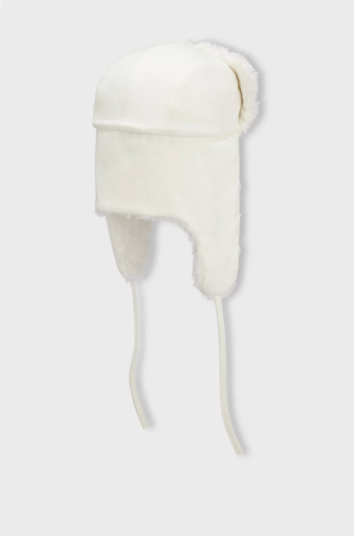 CAPPELLO CON FINITURE IN PELUCHE